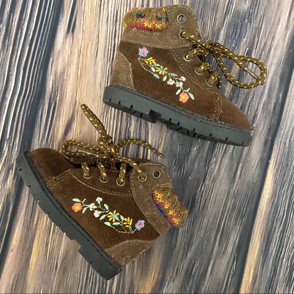 Gerber | brown floral embroidered boots